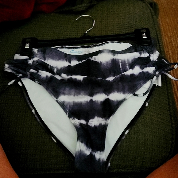 California Waves black/white tie-dye pattern bikini bottom ruched sides. Size L - Picture 1 of 6